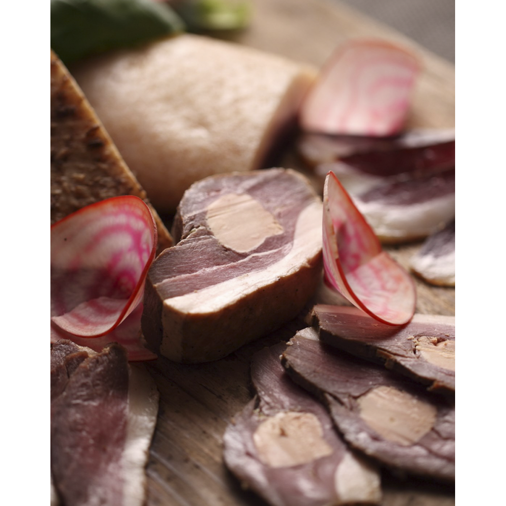 Magret de canard fumé farci au foie gras